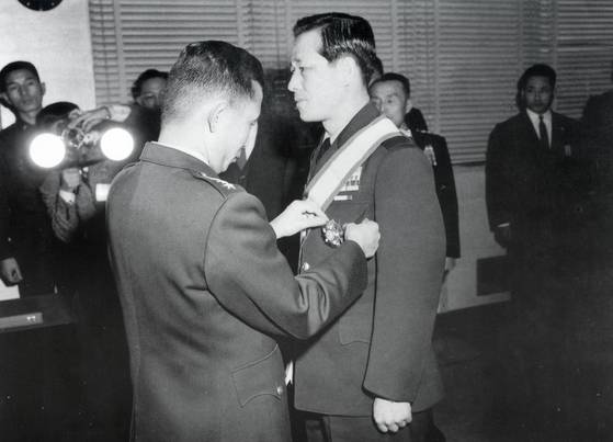 박정희 대통령이 김종필 중앙정보부장에게 한일협정 공로로 훈장을 수여하고 있다. [연합뉴스]