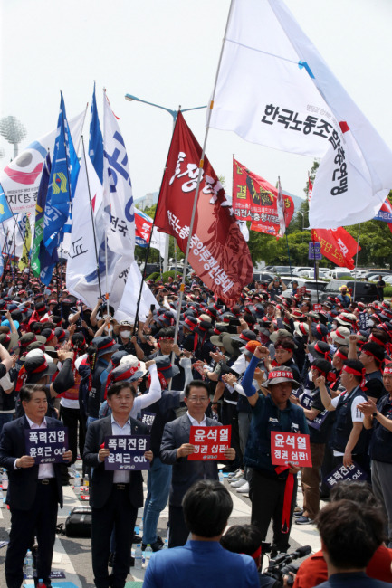 ▲ 7일 오후 전남 광양시 금호동 희망1길에서 열린 한국노총 긴급 투쟁결의대회에서 노동조합 깃발이 입장하고 있다. 연합뉴스