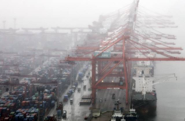 ▲ 지난 1일 오전 부산항 일대가 안개로 인해 뿌연 모습을 보이고 있다. [연합뉴스 자료사진]