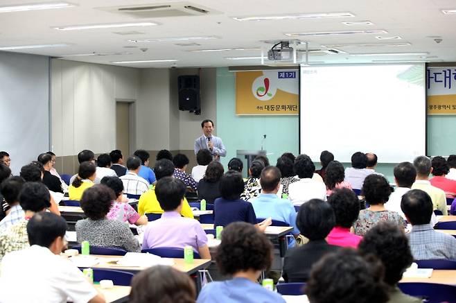 ▲대동문화재단은 '우리 것에 대한 올바른 인식과 전통문화 계승발전에 기여 한다' 는 취지로 창립했다. 사진은 시민문화대학에서 강의 중인 조상열 대표.