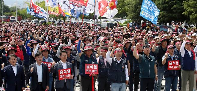 구호 외치는 노동자들 한국노총 소속 조합원들이 7일 전남 광양시 금호동 희망1길에서 열린 긴급 투쟁결의대회에 참가해 구호를 외치고 있다. 연합뉴스