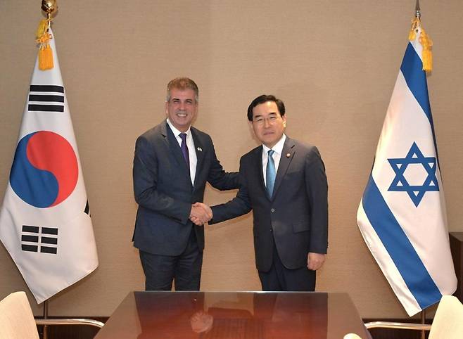 South Korean Trade, Industry and Energy Minister Lee Chang-yang (right) shakes hands with Israeli Foreign Minister Eli Cohen during their meeting in Seoul on Wednesday. (Shlomi Amsalem GPO)
