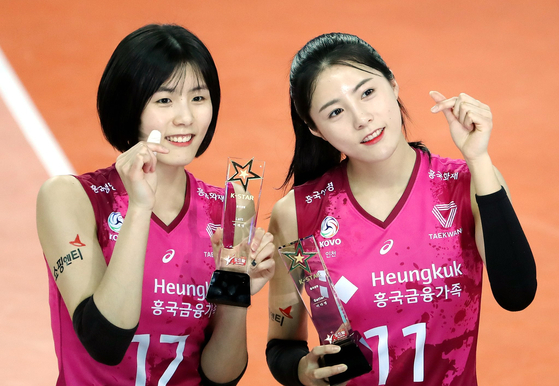 Lee Da-yeong, right, with her twin sister Lee Jae-yeong when they both played for the Heungkuk Life Insurance Pink Spiders in 2021. [YONHAP]