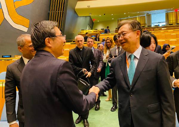 황준국 주유엔 대사가 6일(현지시간) 미국 뉴욕 유엔본부에서 열린 안전보장이사회(안보리) 비상임이사국 선거가 끝난 뒤 유엔회원국 대사들의 축하를 받고 있다. 한국은 이날 선거에서 압도적인 찬성표를 얻어 비상임이사국으로 선출됐다. 연합뉴스