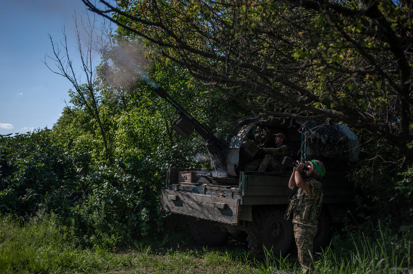 우크라이나 군인들이 5일 도네츠크주 바흐무트 전선에서 러시아 공중 표적을 향해 사격하는 모습. AP연합뉴스