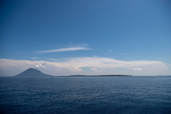봉긋한 마나도투아와 부나켄 섬.