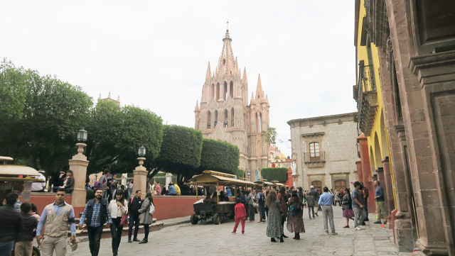산 미겔 데 아옌데 구시가지 한가운데 있는 산 미겔 대천사 아르칸젤 교회 모습. 박태수 수필가