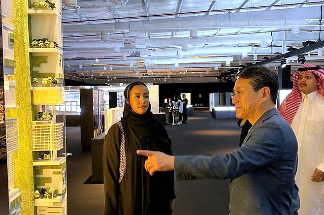 조주완 LG전자 사장(가운데)이 지난 1일 사우디아라비아 리야드에서 초대형 미래 신도시 건설 사업인 ‘네옴시티’의 전시관을 방문하고 현지 직원들과 사업 전략을 논의했다. <LG전자>