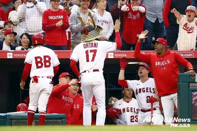 7일 홈 컵스전에서 시즌 16호 홈런을 쏘아올린 오타니(17번). 사진(미국 캘리포니아주)=AFPBBNews=News1