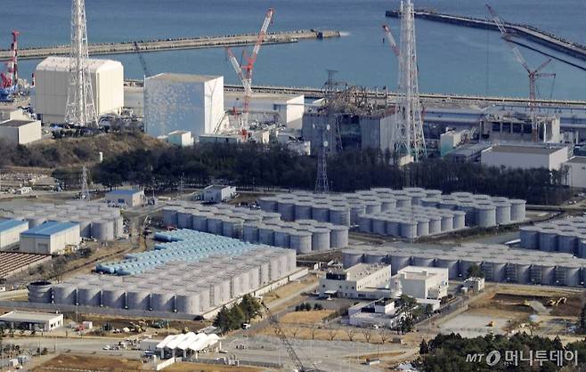 지난 2014년 2월 10일 후쿠시마(福島) 제1원전 원자로 주변에 오염수를 보관하는 원통형의 탱크들이 즐비하게 세워져 있는 모습. /AP=뉴시스