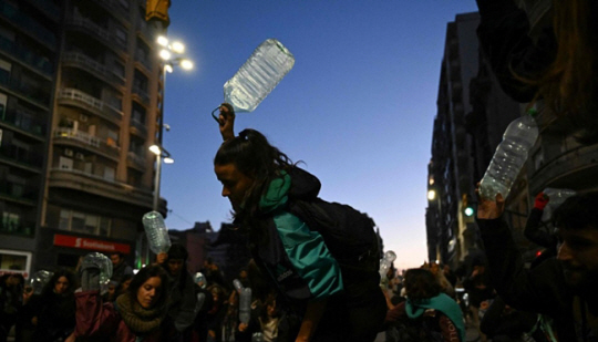 “물을 달라” 지난달 31일(현지 시간) 우루과이 거리 시위. AFP·연합뉴스