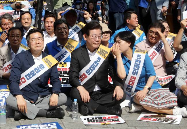 이재명(앞줄 가운데) 더불어민주당 대표가 지난 3일 부산 부산진구 서면 쥬디스태화 앞에서 열린 일본 후쿠시마 원전 오염수 해양 투기 규탄대회에 참석, 민주당 지명직 최고위원인 서은숙 (〃 오른쪽) 부산시당위원장의 이야기를 듣고 있다.  뉴시스