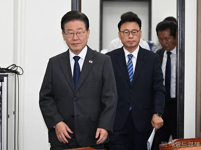 이재명(왼쪽) 더불어민주당 당대표와 박광온 원내대표가 7일 서울 영등포구 여의도 국회의사당 본청에서 열린 더불어민주당 최고위원회의에 참석하고 있다. 임세준 기자