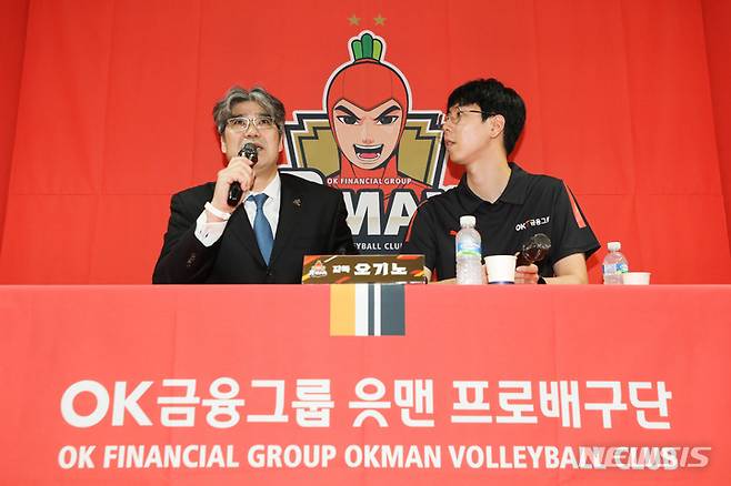 [서울=뉴시스] 권창회 기자 = OK금융그룹 배구단 신임감독으로 취임한 오기노 감독이 7일 오전 서울 마포구 한국배구연맹에서 열린 오기노 감독 취임 기자회견에서 발언하고 있다. 2023.06.07. kch0523@newsis.com