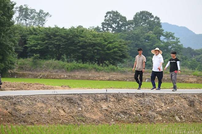 [서울=뉴시스] 윤석열 대통령이 7일 충남 부여군 임천면 꿈에영농조합법인을 방문해 모내기 현장으로 이동하고 있다. (사진=대통령실 제공) 2023.06.07. photo@newsis.com *재판매 및 DB 금지