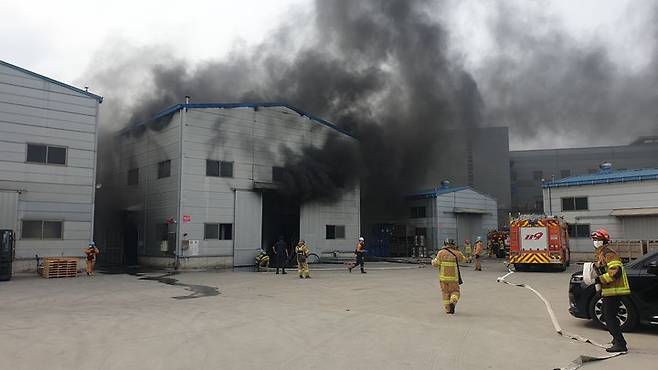 7일 경기 화성시 향남읍 도료 제조공장에 불이 났다. *재판매 및 DB 금지