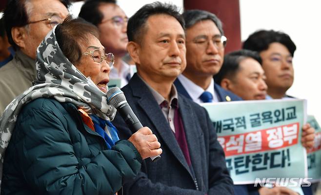[나주=뉴시스] 이영주 기자 = 강제동원 피해자 양금덕 할머니가 6일 오전 나주시 금성관 망화루 앞에서 열린 망국적 굴욕외교 윤석열 정부 규탄 나주시민 일동의 기자회견에 참석해 윤석열 정부와 한일정상회담 결과를 규탄하고 있다. 2023.04.06. leeyj2578@newsis.com
