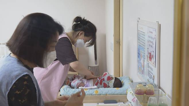 베이비박스를 통해 들어온 아기들은 전담 보육사와 자원봉사자들이 하루 24시간 돌보고 있다.