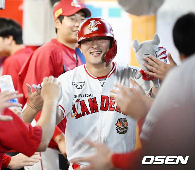 [OSEN=인천, 민경훈 기자] 1일 오후 인천 SSG 랜더스 필드에서 2023 신한은행 SOL KBO리그 SSG 랜더스와 삼성 라이온즈의 경기가 열렸다.8회말 2사 SSG 하재훈이 우월 솔로 홈런을 날린 후 덕아웃에서 기쁨을 나누고 있다. 2023.06.01 /rumi@osen.co.kr