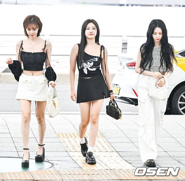 [OSEN=인천공항, 박준형 기자] 걸그룹 에스파가 7일 오전 인천국제공항을 통해 미국 양키스스타디움에서 진행되는 뉴욕 양키스와 시카고 화이트 삭스 메이저 경기 시구 참석차 미국 뉴욕으로 출국했다.  에스파 윈터와 닝닝, 카리나가 출국장으로 이동하고 있다. 2023.06.07 / soul1014@osen.co.kr