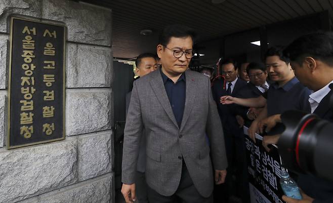 송영길 전 더불어민주당 대표가 7일 오전 서울 서초구 서울중앙지검에서 ‘전당대회 돈봉투 살포' 의혹과 관련해 2차 자진출석을 거부당한 후 1인 시위를 위해 이동하고 있다. 뉴시스