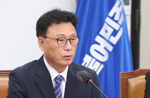 더불어민주당 박광온 원내대표가 7일 당 최고위원회의에서 모두발언을 하고 있다. 박 원내대표는 5일&nbsp;타다 전직 경영진에 대한&nbsp;대법원 무죄 확정 판결과 관련해&nbsp;“타다의 승소가 국회 패소라는 지적을 아프게 받아들인다”고 말했다. 뉴스1