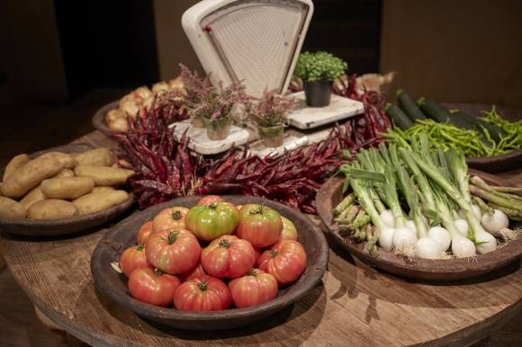 덥디더운 스페인 남부 안달루시아 지방에서는 다양한 채소를 갈아 만든 차가운 수프가 여름 대표 음식으로 꼽힌다.