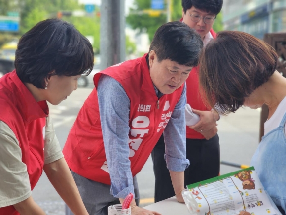 유경준 국민의힘 의원 - 유경준(왼쪽 두 번째) 국민의힘 의원이 5월 26일 서울 강남구 일대에서 ‘토지거래허가구역 해제 촉구’ 주민 서명을 받고 있다.