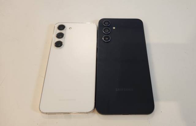 삼성 갤럭시S23(왼쪽)과 갤럭시퀀텀4의 후면 비교. 카메라 3개를 물방울처럼 나열한 '플로팅 카메라', 강화유리 고릴라 글래스 재질 등 서로 닮은 외관을 가졌다.