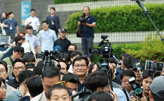 더불어민주당 '전당대회 돈봉투 의혹'과 관련해 송영길 전 대표가 6월7일 서초구 서울중앙지검에 자진 출석 뒤 검찰 관계자와의 면담이 이뤄지지 않자 되돌아가고 있다. 송 전 대표는 이날 검찰 관계자와의 면담 불발 뒤 검찰청 앞에서 입장 발표를 하고 1인 시위를 벌였다. ⓒ 연합뉴스