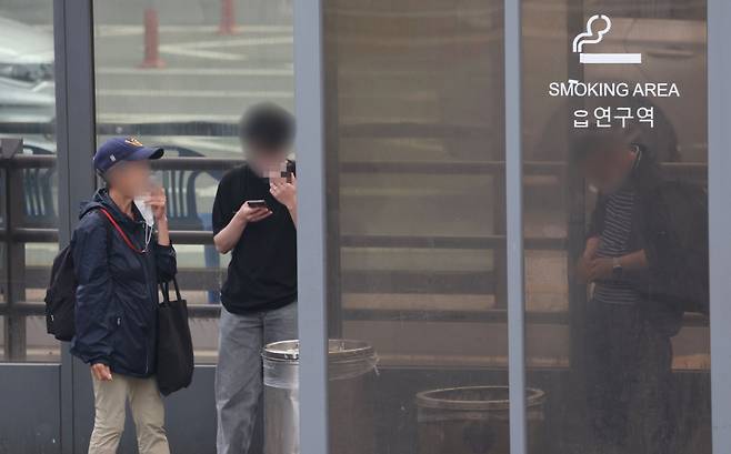 서울역 광장에 마련된 흡연구역에서 시민들이 흡연을 하고 있다. ⓒ연합뉴스