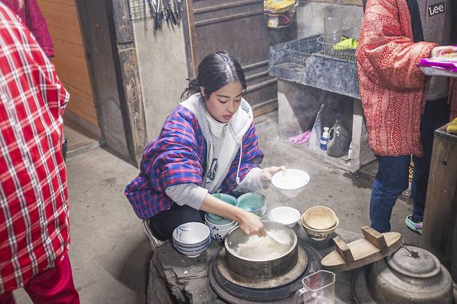 민숙집에 묵은대학생들이 저녁을 지었다