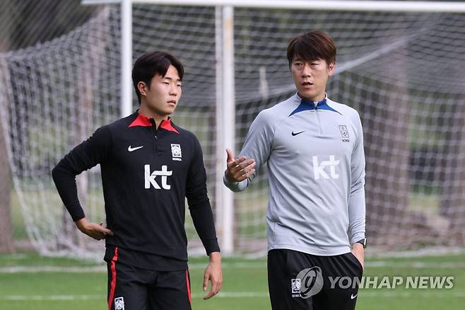 이승원과 대화 나누는 김은중 감독 (산티아고 델 에스테로=연합뉴스) 임화영 기자 = 2일(현지시간) 오후 아르헨티나 산티아고 델 에스테로 트레이닝센터 센트럴 코르도바에서 열린 2023 국제축구연맹(FIFA) 20세 이하(U-20) 월드컵 대한민국 축구 대표팀 회복훈련에서 김은중 감독과 이승원이 대화하고 있다. 2023.6.3 hwayoung7@yna.co.kr