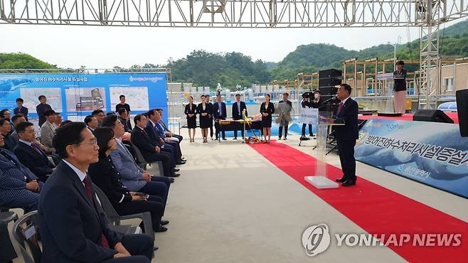 인사말 하는 김두겸 울산시장 (울산=연합뉴스) 장지현 기자 = 7일 오후 울산 동구 방어진수질개선사업소에서 열린 방어진하수처리시설 준공식에서 김두겸 울산시장이 인사말을 하고 있다. 2023.6.7. jjang23@yna.co.kr