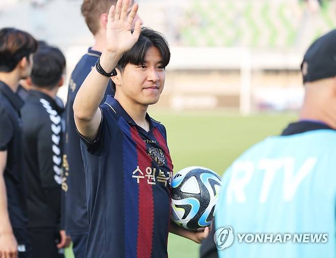 팬들에게 인사하는 박주호 (수원=연합뉴스) 홍기원 기자 = 6일 경기도 수원종합운동장에서 열린 '하나원큐 K리그 1' 수원FC와 울산 현대의 경기가 끝난 후 이번 경기를 마지막으로 은퇴하는 수원FC 박주호가 팬들에게 인사하고 있다. 2023.6.6 xanadu@yna.co.kr