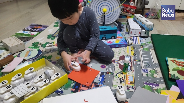 독서 그림 노트를 만드는 아이의 모습. ©김은정