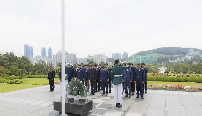 이승우 한국남부발전은 사장을 비롯한 이곳 임직원이 6월 호국보훈의 달을 맞아 7일 본사가 있는 부산 남구 유엔기념공원에서 진행한 추모행사에서 한국전쟁 참전 호국 영령의 명복을 빌고 있다. (사진=남부발전)