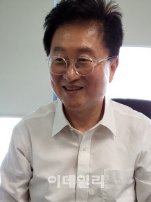 김홍진 포스백스 대표가 이데일리와의 인터뷰에서 VLP 플랫폼 기술에 대해 설명하고 있다. (사진=김진수 기자)