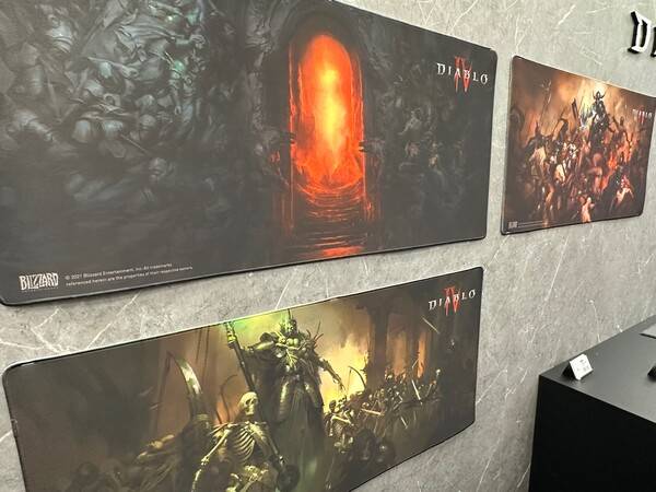 - 마우스, 헤드셋, 마우스 장패드로 세팅하면 할 맛 나겠는데