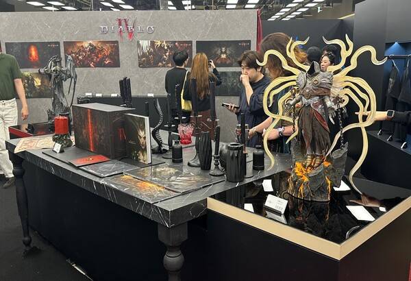 - 굿즈 섹션으로 이동하겠습니다