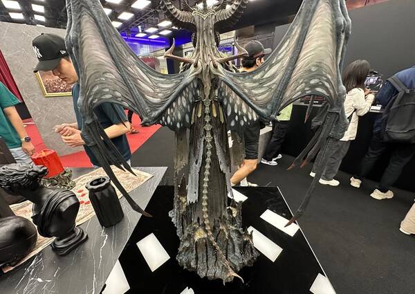 - 어머니의 뒷모습 "직접 보면 사소한 문양도 정말 세밀하게 표현됐다는 것을 알 수 있어요"