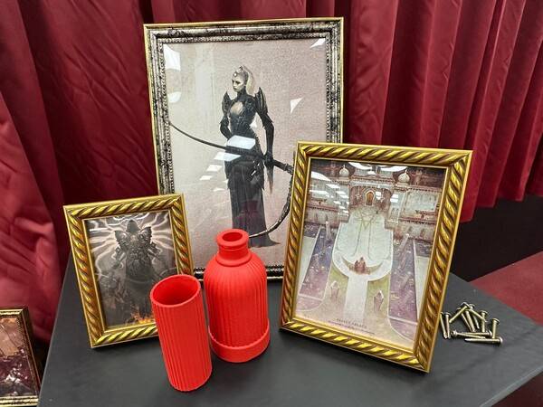 - 액자 외에 다양한 사물들도 세계관이 느껴질 수 있도록 제작됐습니다