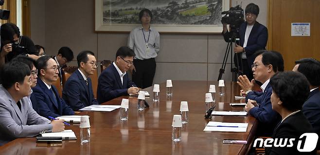 이만희 국회 행정안전위원회 국민의힘 간사와 여당 의원들이 7일 오전 경기 과천 중앙선거관리위원회를 항의 방문해 '특혜 채용' 의혹 관련 감사원 감사를 받을 것을 촉구하고 있다. (공동취재) 2023.6.7/뉴스1 ⓒ News1 민경석 기자