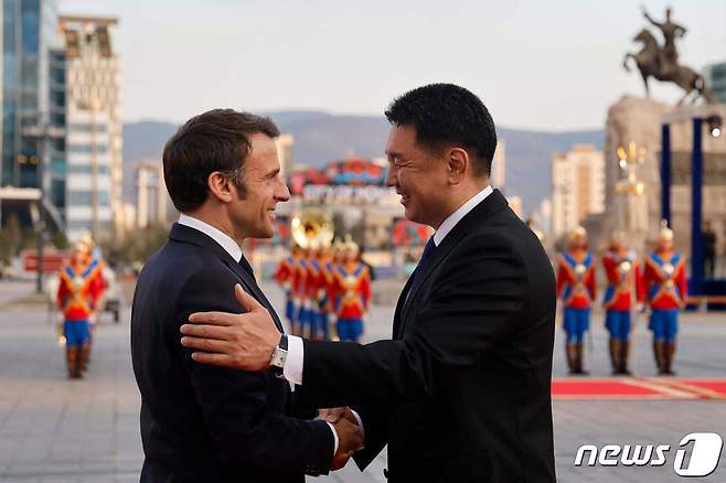 에마뉘엘 마크롱 프랑스 대통령이 21일(현지시간) 울란바토르를 첫 방문해 오흐나 후렐수흐 몽골 대통령의 환영을 받고 있다. ⓒ AFP=뉴스1 ⓒ News1 우동명 기자