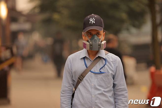 7일(현지시간) 미국 뉴욕 맨해튼에서 한 남성이 캐나다 대형 산불로 대기질이 악화되자 마스크를 쓰고 있다. 이날 맨해튼 일부 상점에서는 '마스크 대란'이 발생하기도 했다. 2023.6.7 ⓒ 로이터=뉴스1 ⓒ News1 정윤미 기자