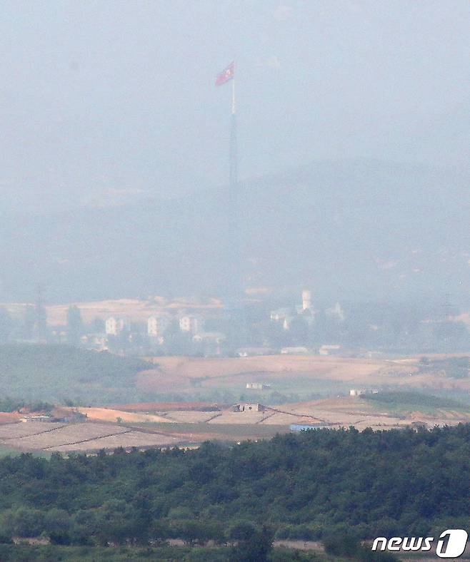 경기도 파주시 오두산통일전망대에서 바라본 북한 황해북도 판문군 기정동 마을에 인공기가 나부끼고 있다. 2023.5.30/뉴스1 ⓒ News1 구윤성 기자