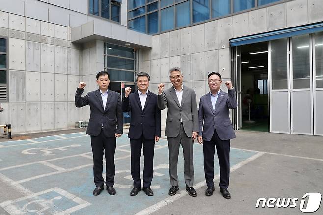 8일 김학도 중진공 이사장이 서울 금천구 대일정공에서 관계자와 기념촬영을 하고 있다. (중진공 제공)