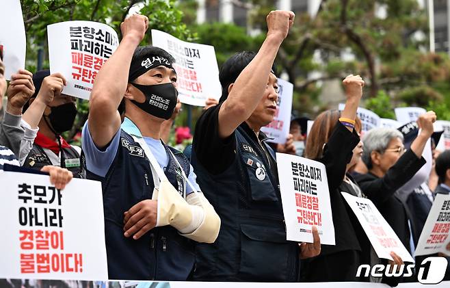 302개 시민사회단체로 구성된 '양회동 열사 공동행동'이 경찰청 앞에서 기자회견을 열고 경찰의 양희동씨 분향소 파괴를 규탄하고 있다. 2023.6.2/뉴스1 ⓒ News1 이동해 기자