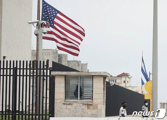 25일(현지시간) 쿠바 수도 아바나 미국 대사관에서 성조기가 바람에 펄럭이고 있다. 2021.10.25/ ⓒ 로이터=뉴스1 ⓒ News1 박재하 기자