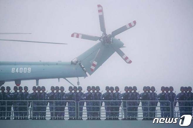 중국 인민해방군 군인들이 2019년 4월 23일(현지시간) 창설 70주년 기념 행사에 참석하고 있다. ⓒ AFP=뉴스1 ⓒ News1 김지현 기자